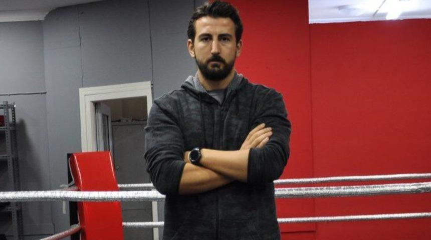 Markette kadını taciz ettiği iddia edilen adamı tek yumrukla bayıltan kick boks&ccedil;u o anları anlattı