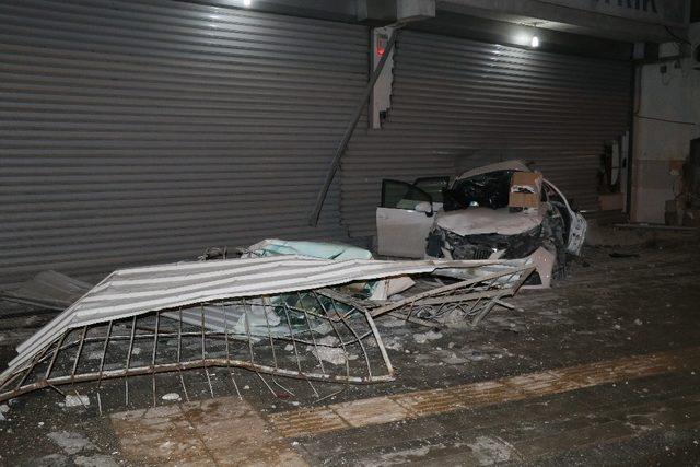 Otomobil tamirhaneye çarpıp hurdaya döndü: 2 kadın yaralı