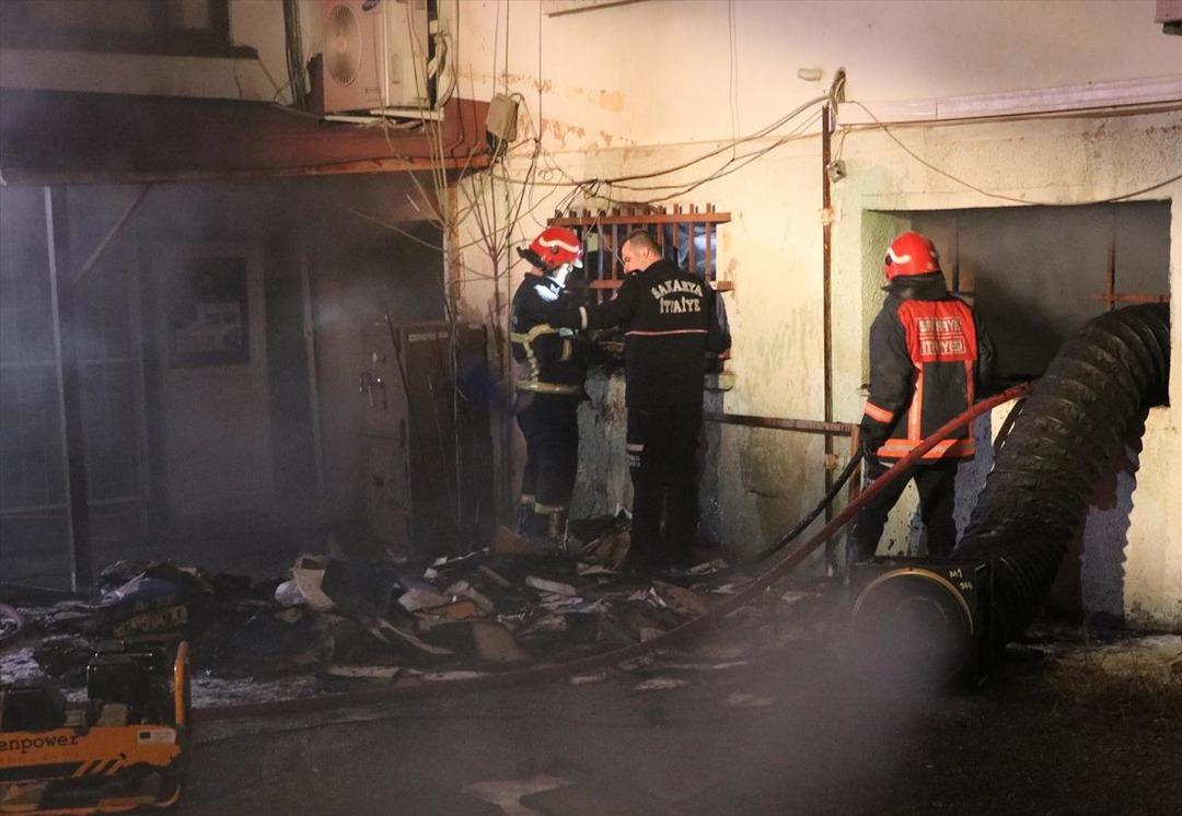 &Uuml;niversite hastanesinin arşivinde yangın 