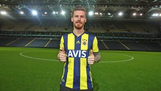 Serdar Aziz Kadıköy'e Fenerbahçe formasıyla çıktı