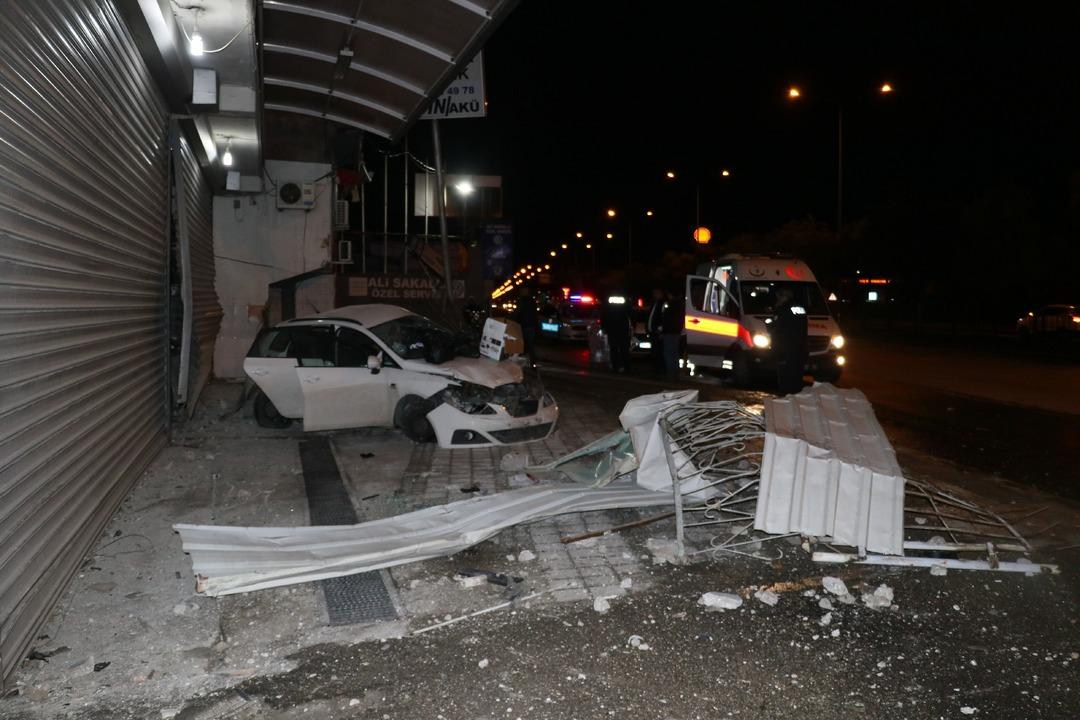 &Ouml;nce direğe sonra tamirhaneye &ccedil;arptı! Hurdaya d&ouml;nen ara&ccedil;tan son anda &ccedil;ıkarıldılar