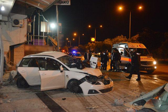 Otomobil, bariyeri yıkıp, iş yerine çarptı: 2 yaralı