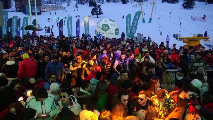 Uludağ'da eksi 15 derecede 'gençlik festivali' başladı  G2