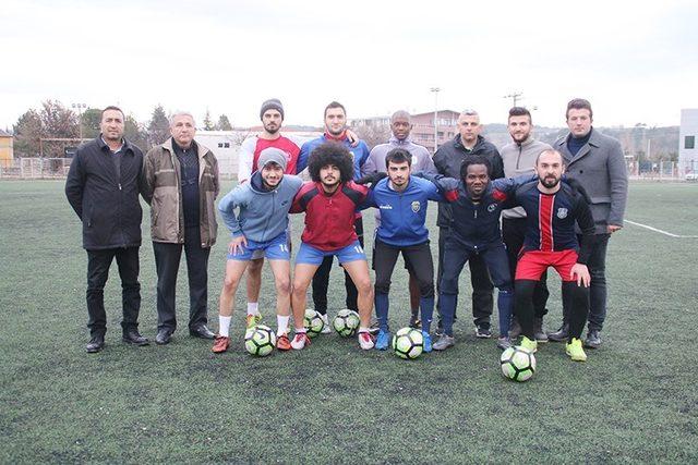 (Özel haber) Gediz’de Afrikalı futbolcular ilgi odağı oldu