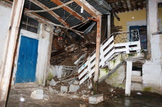 Adıyaman'da yağmurda evin tavanı çöktü