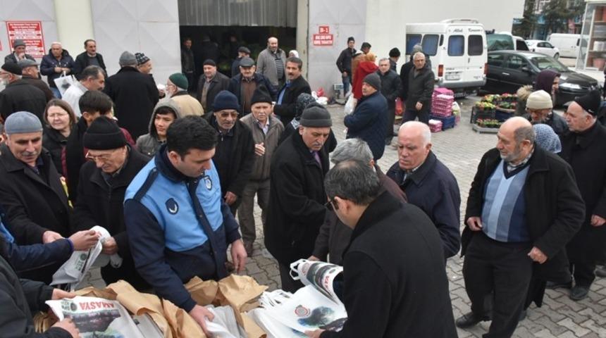 Belediye pazarda bez &ccedil;anta dağıttı