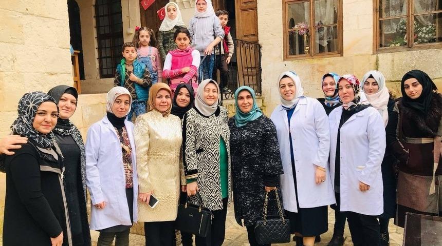 Protokol eşleri eğitim merkezindeki kadınlarla bir araya geldi