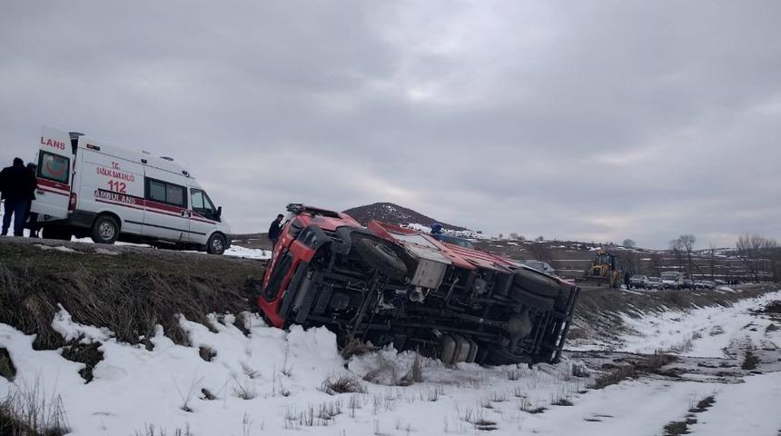 İtfaiye aracı şarampole devrildi: 2 yaralı