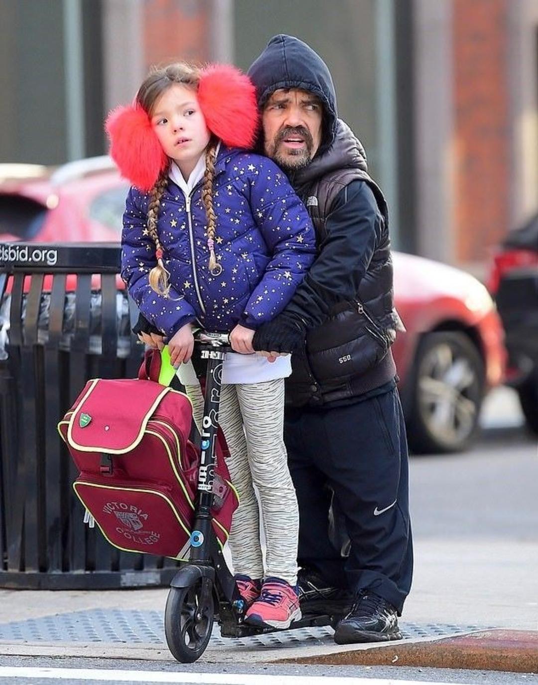 Game of Thrones yıldızı, kızını okula b&ouml;yle bıraktı