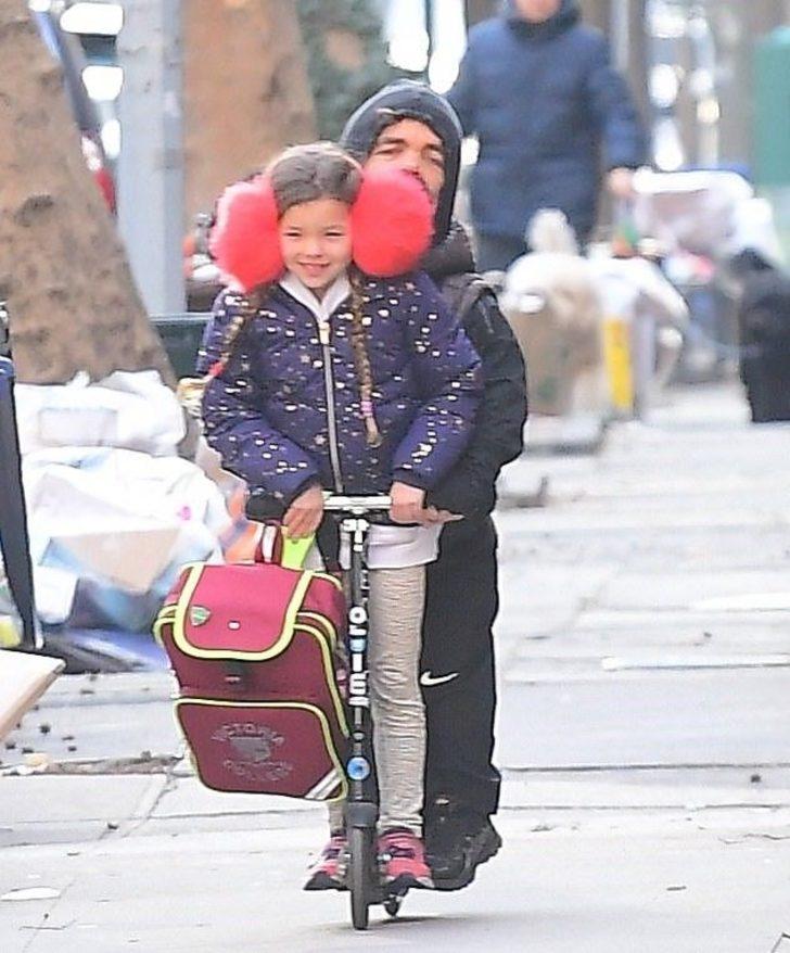 Game of Thrones yıldızı, kızını okula böyle bıraktı G1