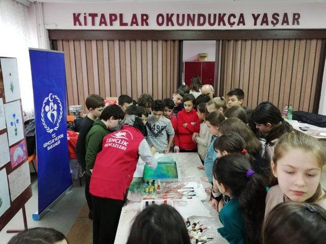 Yüzlerce gönüllü genç Makedonya yolunda