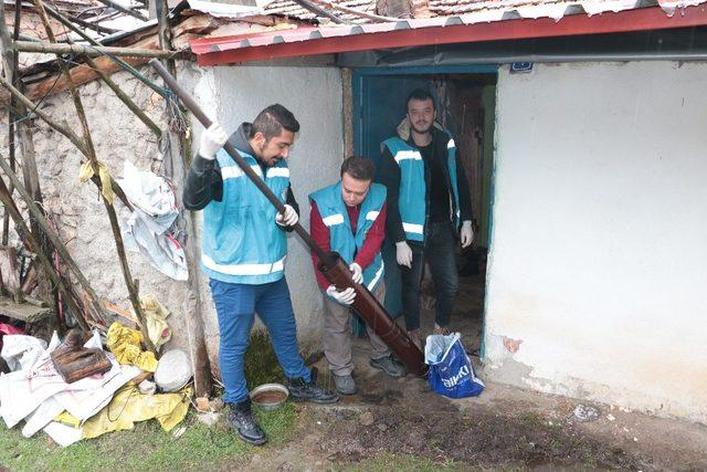 Beyşehir’de gençler yaşlılarla el ele veriyor