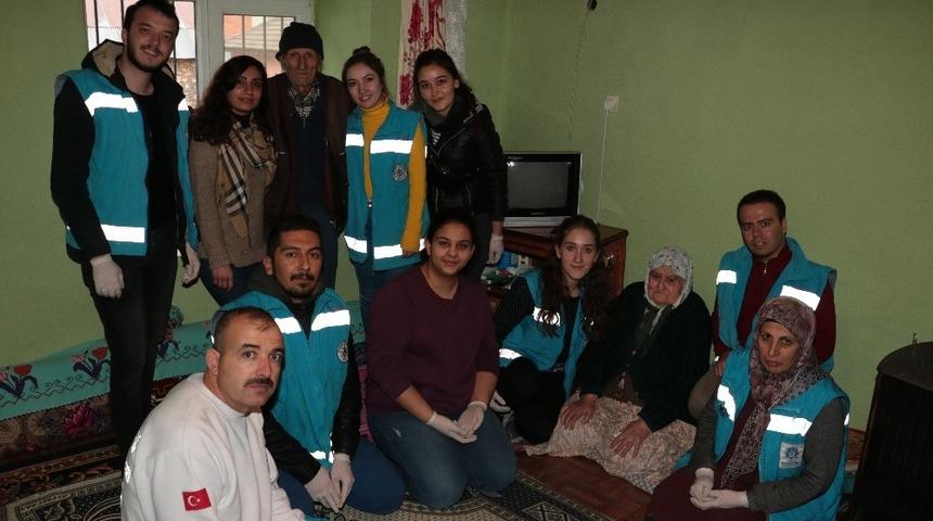 Beyşehir&rsquo;de gen&ccedil;ler yaşlılarla el ele veriyor