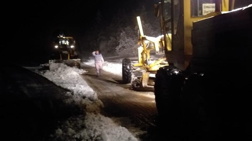 Akseki&rsquo;de mahalle yollarında karla m&uuml;cadele