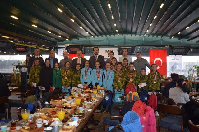 Tepebaşı Akademi sporcuları 12 madalya ile döndüler