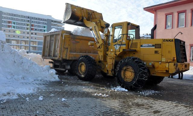 Bitlis'te kar yığınları kamyonlarla kent dışına taşınıyor