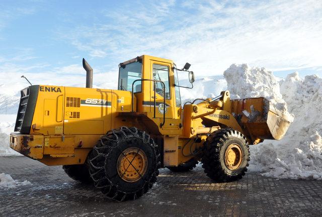 Bitlis'te kar yığınları kamyonlarla kent dışına taşınıyor