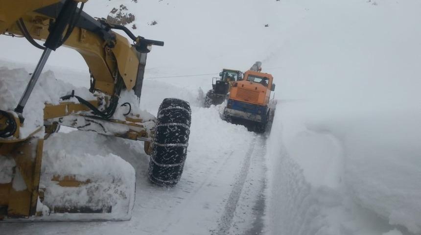 Hakkari&rsquo;de karla m&uuml;cadele &ccedil;alışması