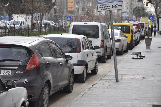 Binaların önünden belediyelerin topladığı park ücreti kanuni değil