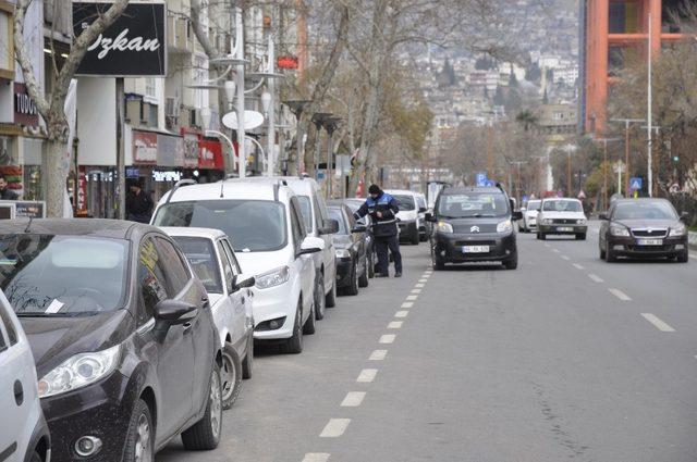 Binaların önünden belediyelerin topladığı park ücreti kanuni değil