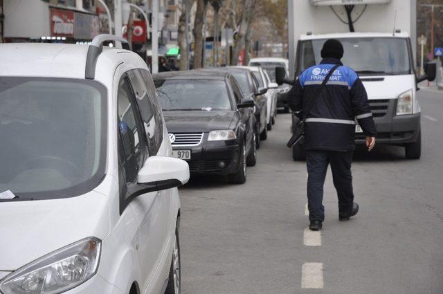 Binaların önünden belediyelerin topladığı park ücreti kanuni değil