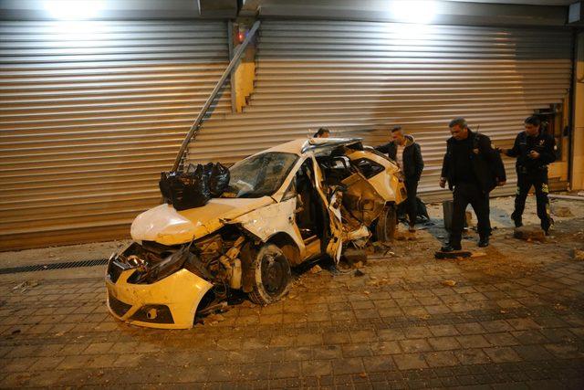 Adana'da otomobil direğe ve iş yerine çarptı: 2 yaralı