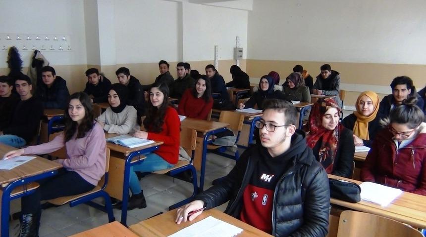 Fedakar &ouml;ğretmenler tatil yapmayıp, zamanlarını &ouml;ğrencilere ayırdı