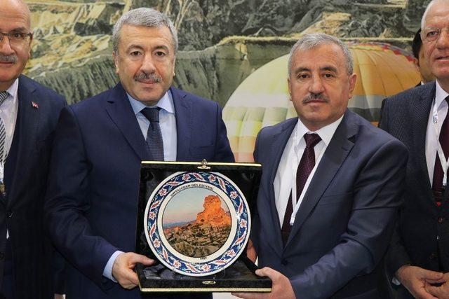 İstanbul Emniyet Müdürü Çalışkan, Kapadokya standını ziyaret etti