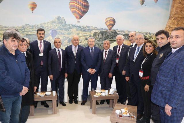İstanbul Emniyet Müdürü Çalışkan, Kapadokya standını ziyaret etti
