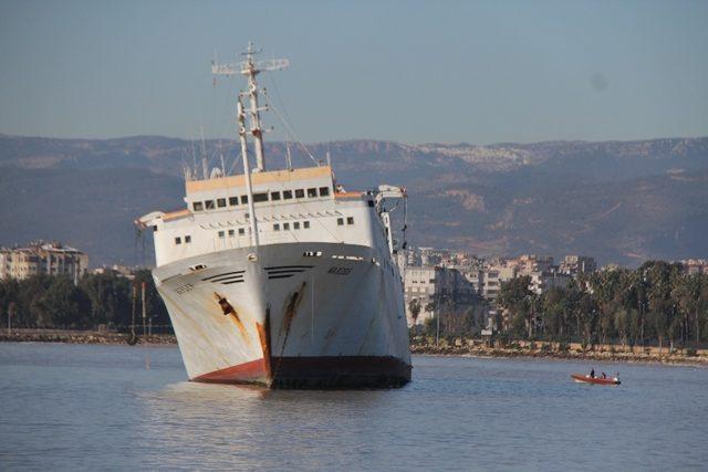 Karaya oturan hacizli gemi satıldı