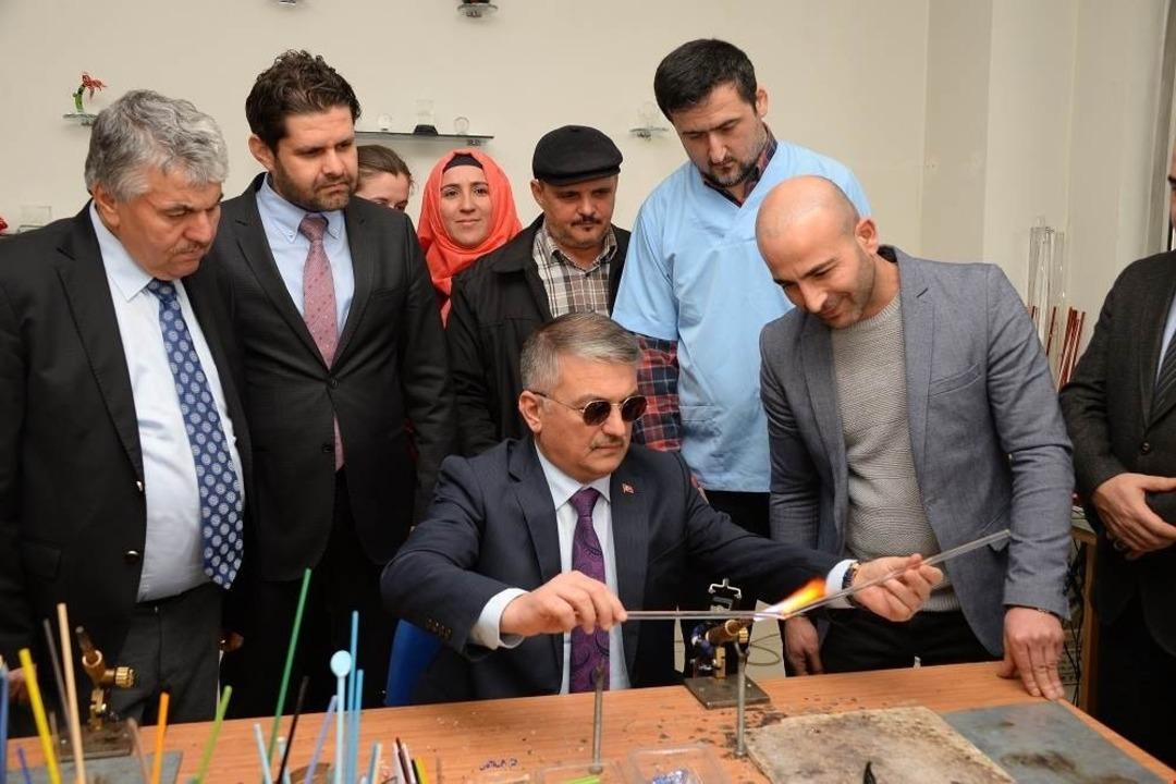 Vali Yazıcı Mavi At Kafe&rsquo;de