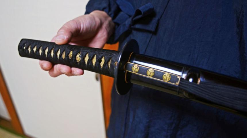 Erkek arkadaşının telefonunda Tinder bulduktan sonra samuray kılıcı ile dilimlemeye &ccedil;alıştı