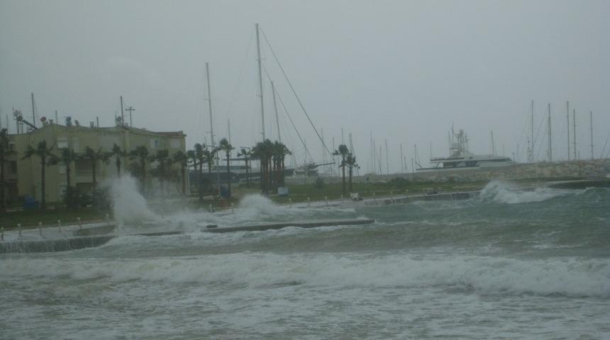 Didim&rsquo;de lodos balık&ccedil;ıları etkiledi