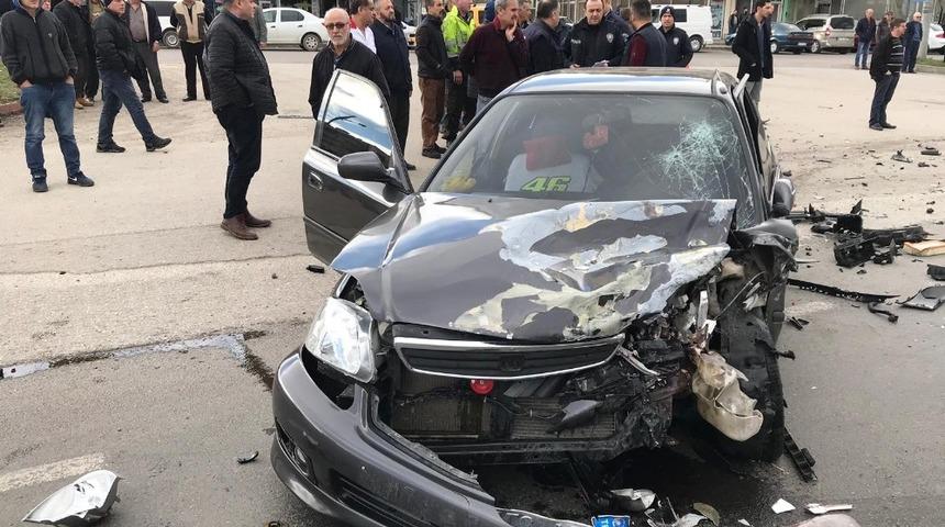 Kavşakta &ccedil;arpıştılar: 2 yaralı