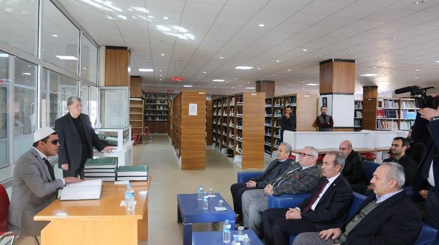 &Uuml;niversite K&uuml;t&uuml;phanesinde kabartma yazı Kur&rsquo;an i Kerim