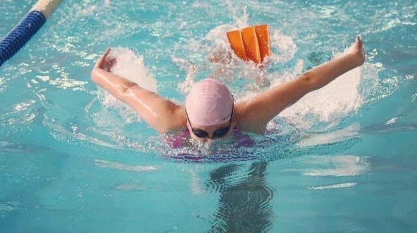 Başarılı y&uuml;z&uuml;c&uuml; engellere kula&ccedil; attı