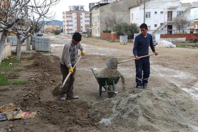 Burhaniye’de yol yapım seferberliği devam ediyor