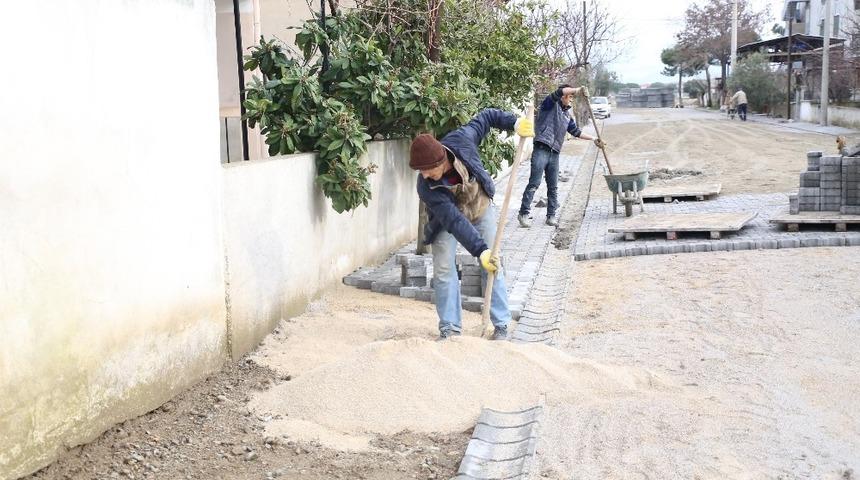 Burhaniye&rsquo;de yol yapım seferberliği devam ediyor