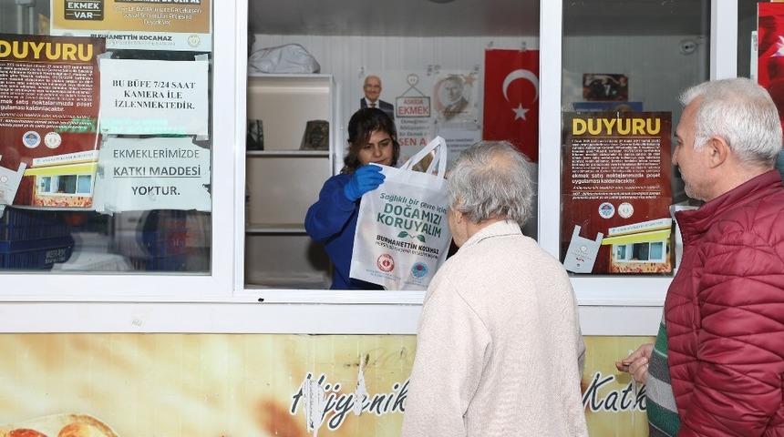 B&uuml;y&uuml;kşehir Belediyesi, ekmek b&uuml;felerinde bez torba dağıtmaya başladı