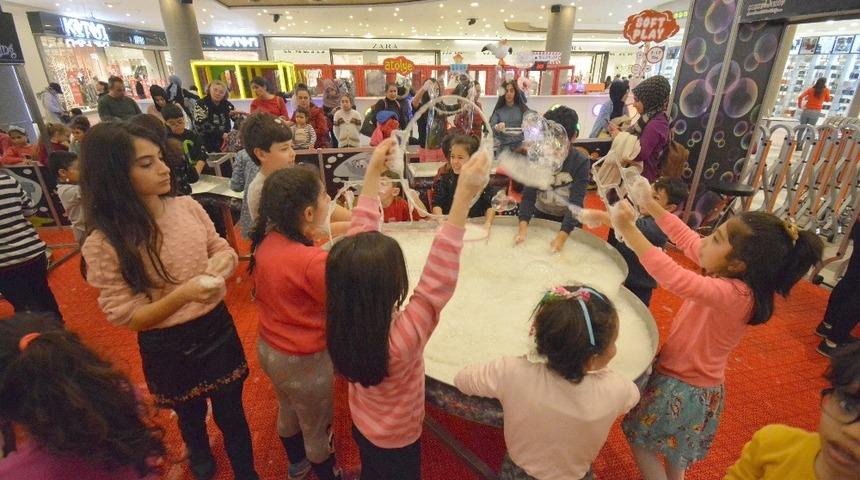 Dev baloncuklarla eğlenceli tatil