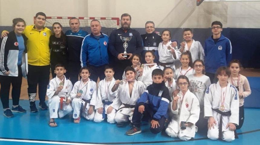 Yunusemreli judocular K&uuml;tahya&rsquo;da madalyaları topladı