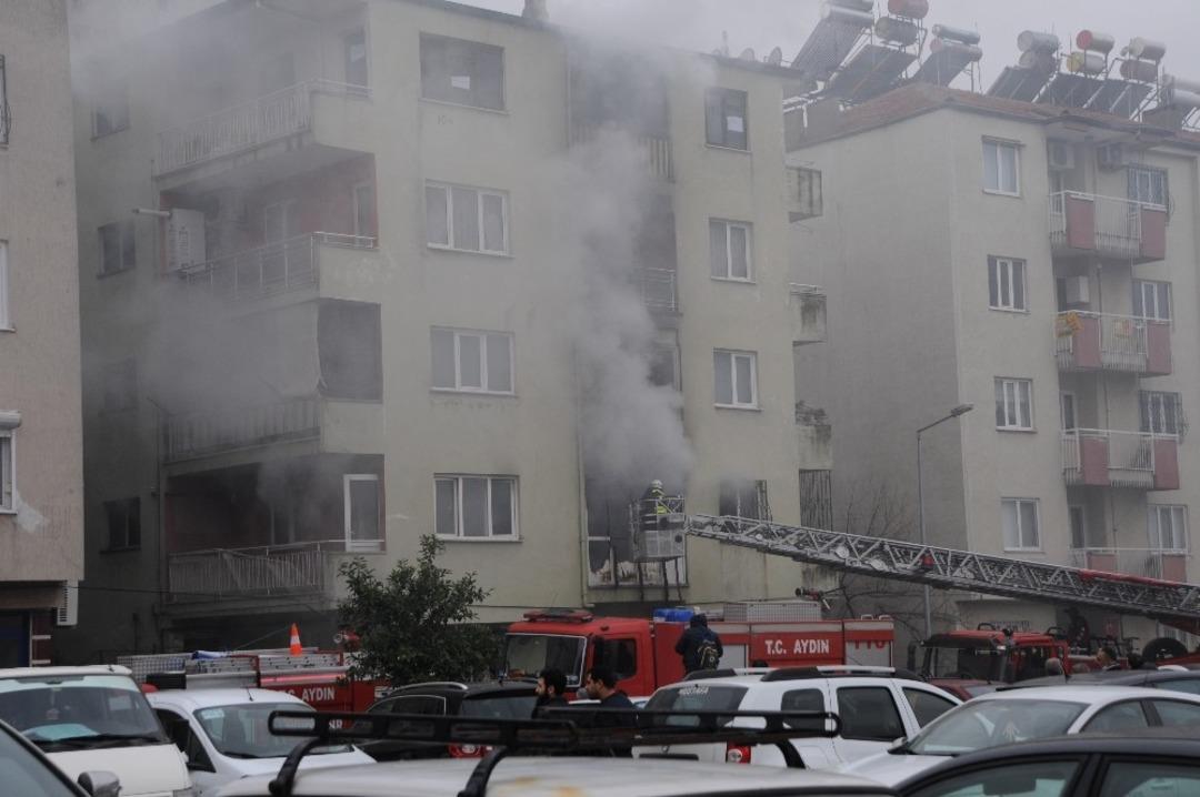 Devrilen elektrik sobası 2 daireyi k&uuml;l etti