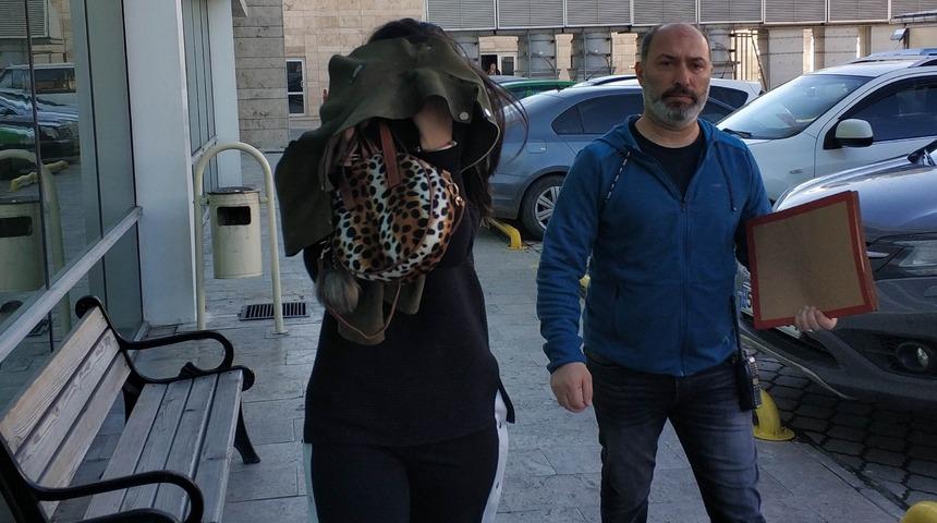 Samsun'da genç kadın kuyumcudan altın çalarken yakalandı