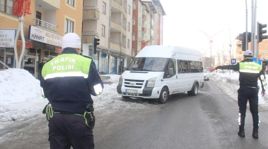 Hakkari&rsquo;de kış lastiği uygulaması