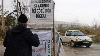 Görmeyen gözlerle 15 saat mesai yapıyor!