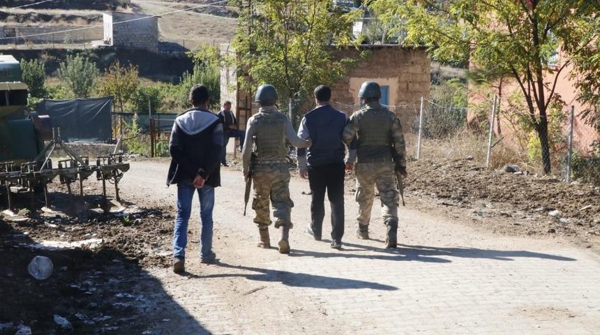 Arama kaydı bulunup &ccedil;alışan şahıslara operasyon: 8 g&ouml;zaltı