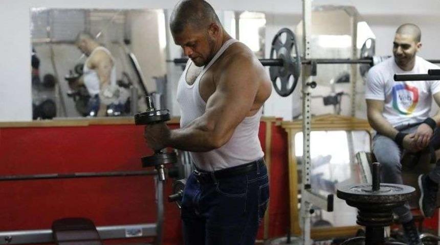 V&uuml;cut geliştiriyor diye başm&uuml;ezzinlikten kovuldu