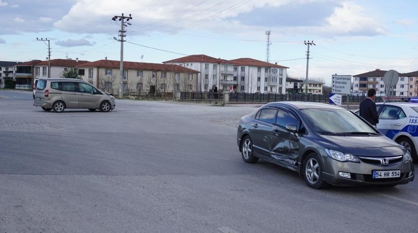 Sakarya&rsquo;da iki otomobil &ccedil;arpıştı: 1 yaralı