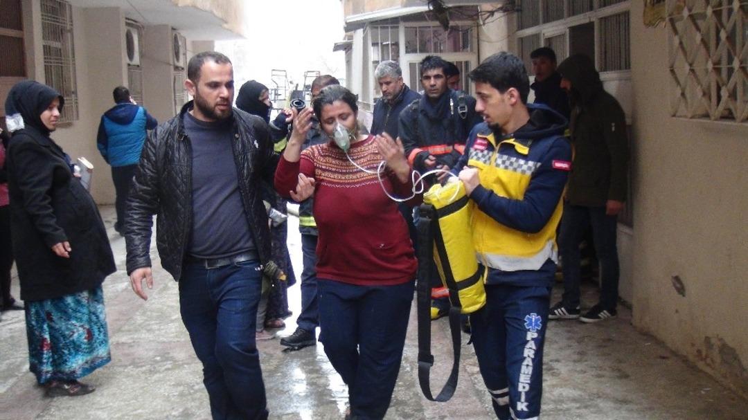 Yangında mahsur kalan aileyi itfaiye kurtardı