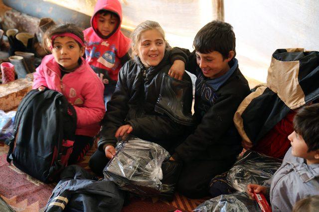 Oyuncu Sinan Albayrak, Suriye'de savaş mağduru çocuklara çizme dağıttı